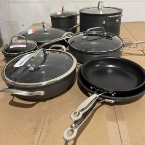Alternative view of Cookware sets pallet